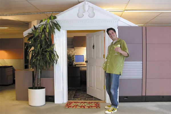 Cubicle Door Privacy & Welcome Features