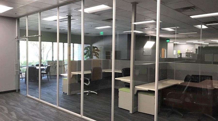 6 Reasons to Include Tempered Glass Walls in Office Design