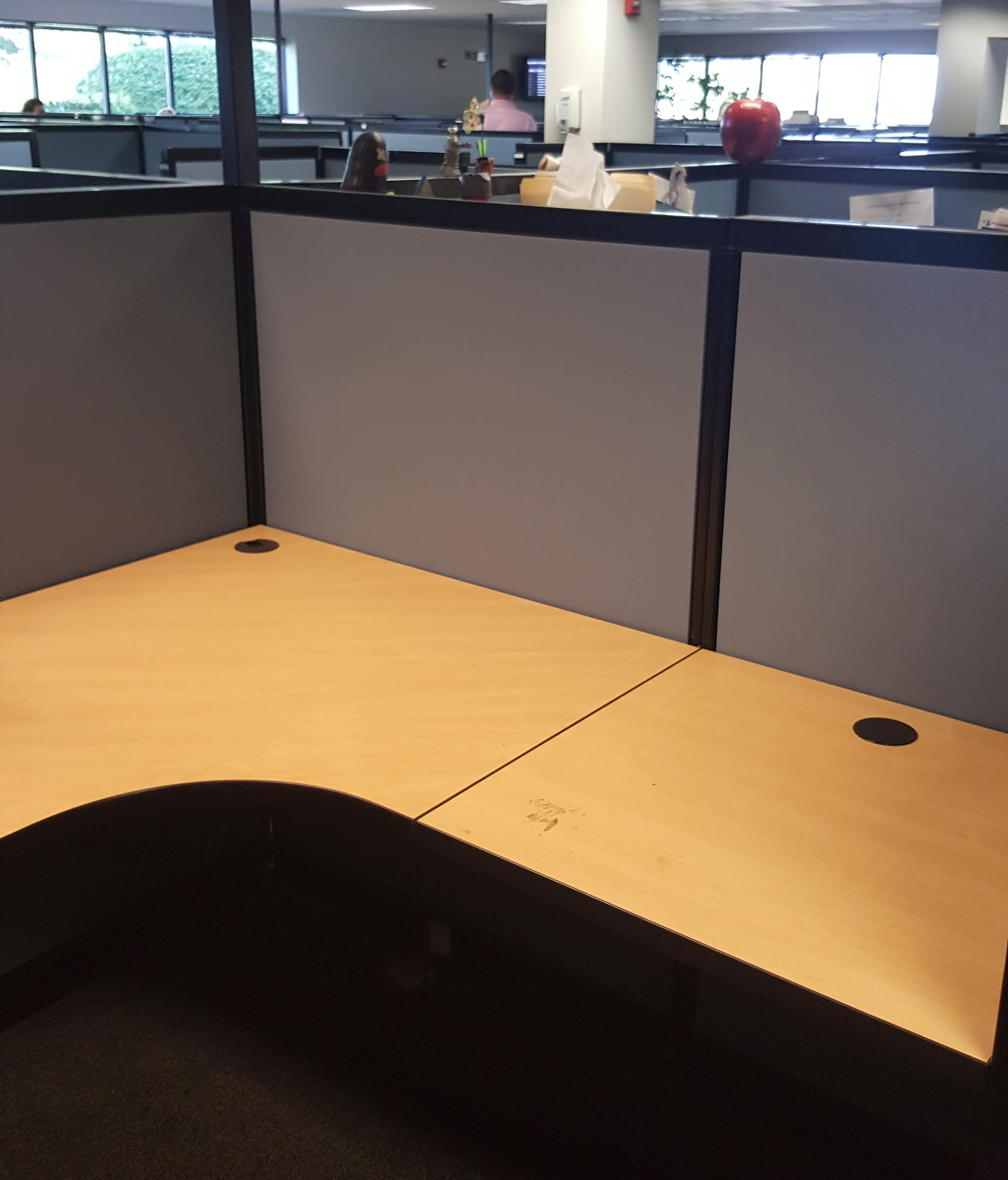 Equilateral curved corner work surfaces make these stations easy to orient in a lefthand or righthand setup.