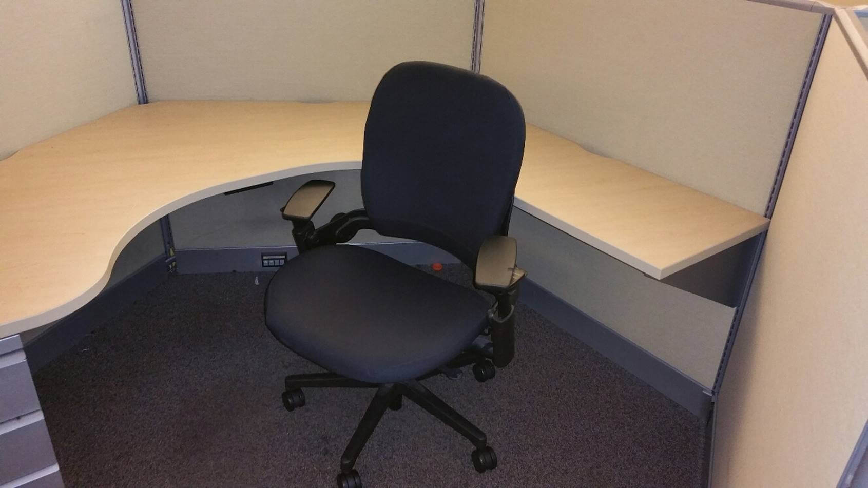 Used cubicles with Medium panels from Knoll - This used cubicles give plenty of workspace